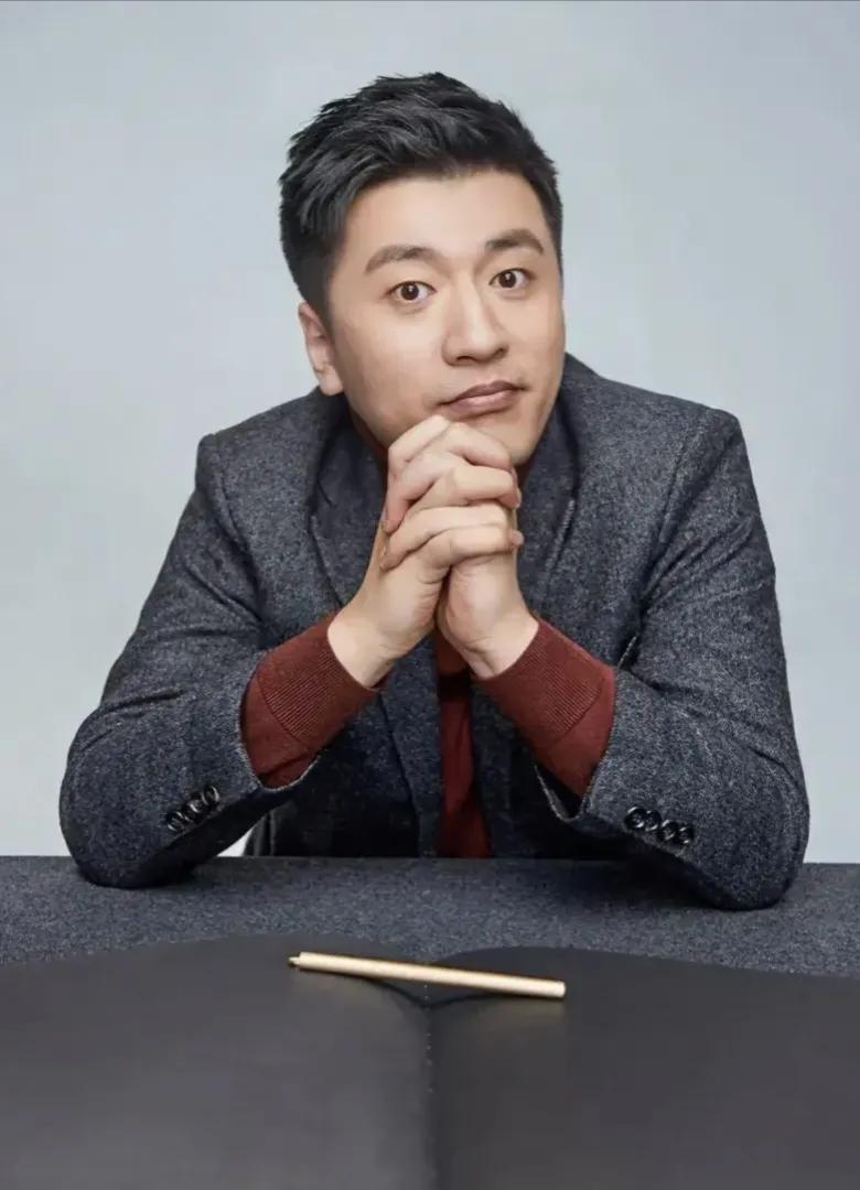 张雪峰说，如果你是个内向老实的人，家里又没啥背景，那就好好读书吧，如果不好好读书