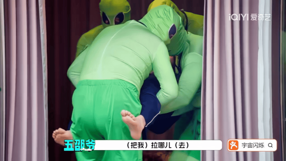 邵子恒走光了 这综艺镜头是懂收视密码的！邵子恒的腹肌意外出镜，瞬间点燃话题。不过