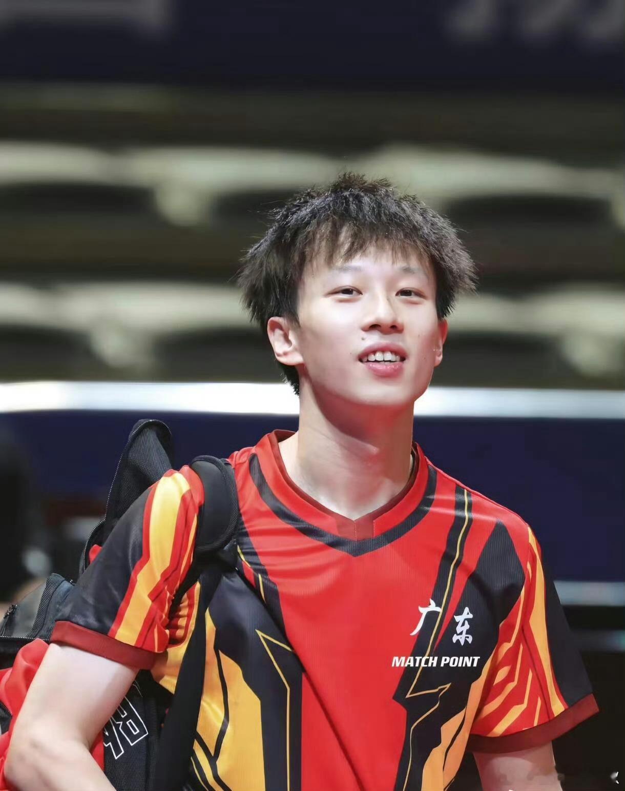 林高远被小孩哥挽留当体育老师和小朋友互动也太有爱了，被孩子们热情挽留超暖心，也真