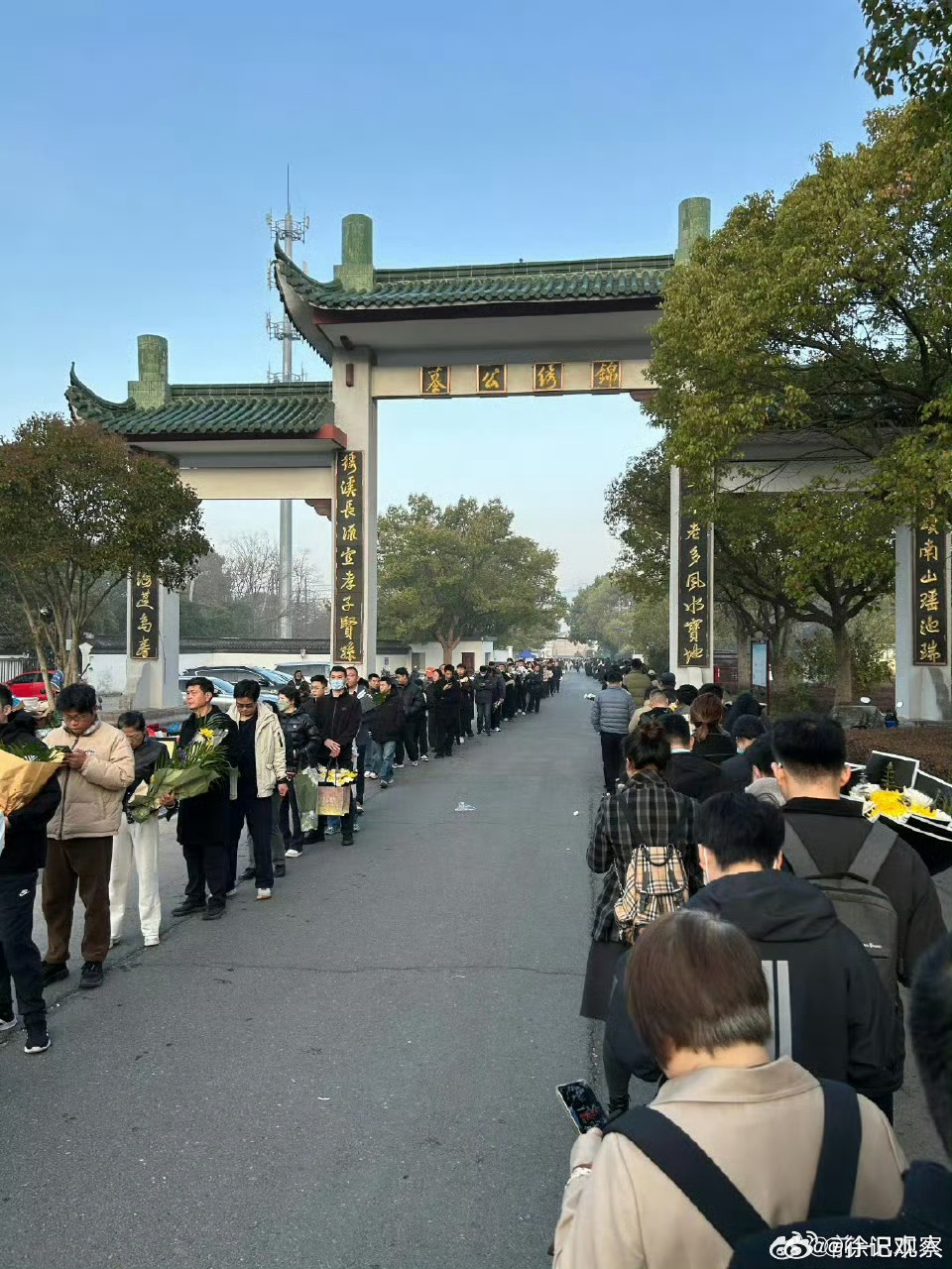 大嘴巴是惹到了不少争议。但是那么多人感谢他愿意去送他也很说明问题。至少他真的帮了