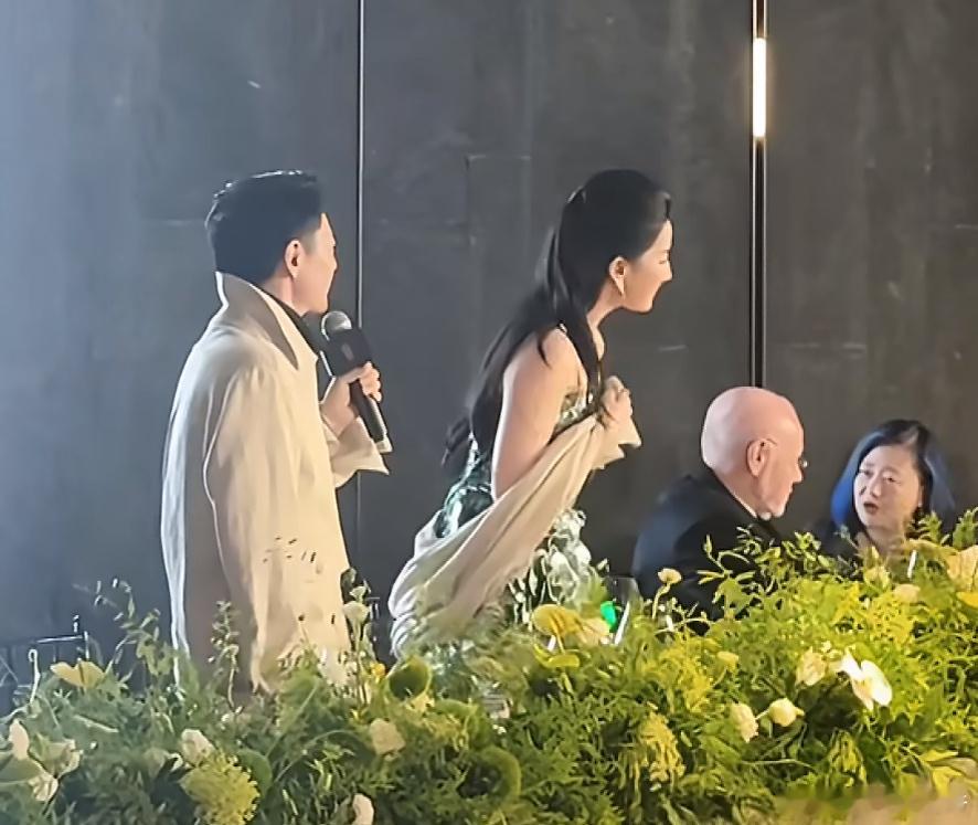 刘亦菲W封面刘亦菲冰晶玫瑰那就让我们一起恭喜杂志拿下顶配美人刘亦菲！生图真比精修