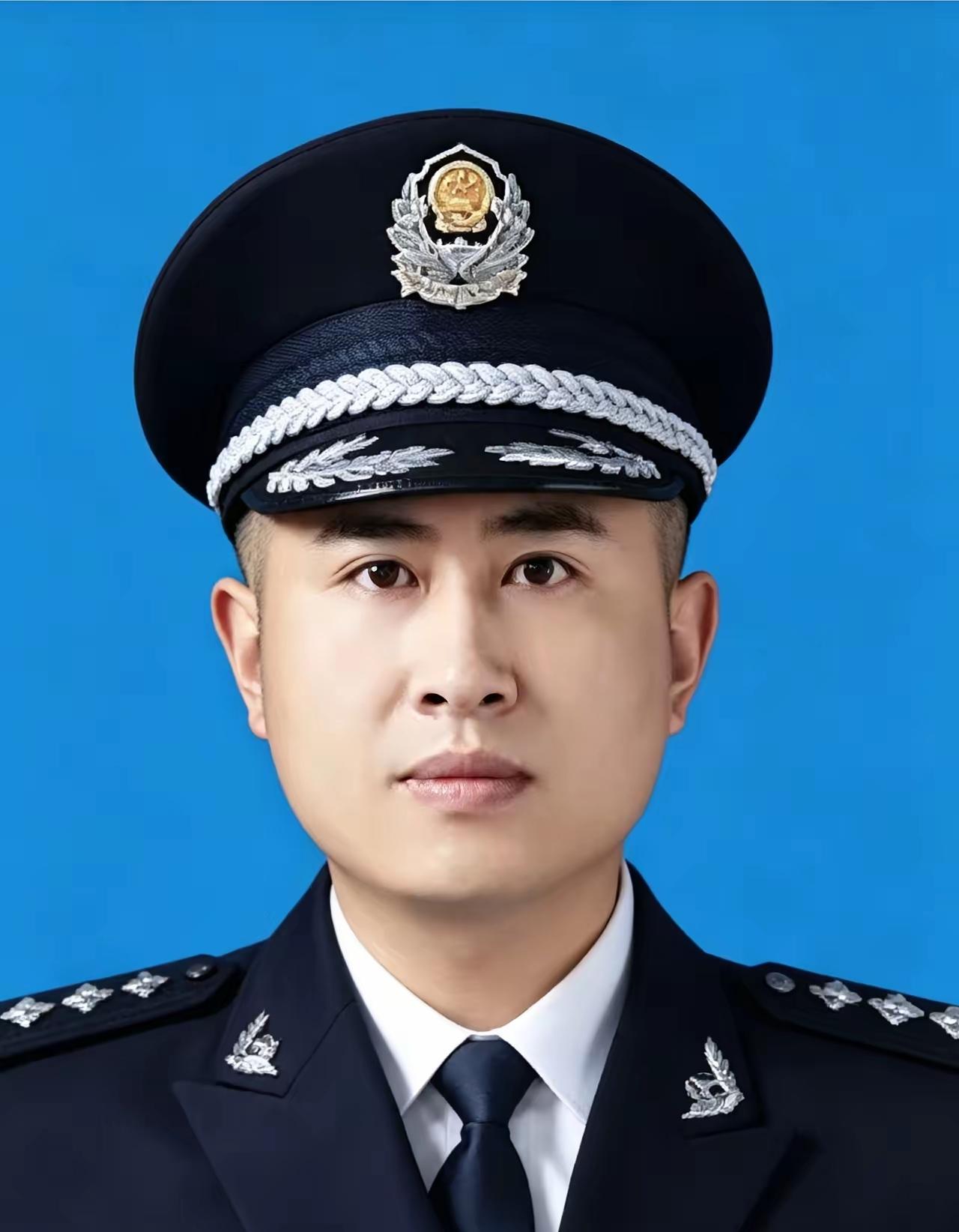 王子赫，1992年生于黑龙江。他是"全国公安系统一级英雄模范"王影之子，他于20