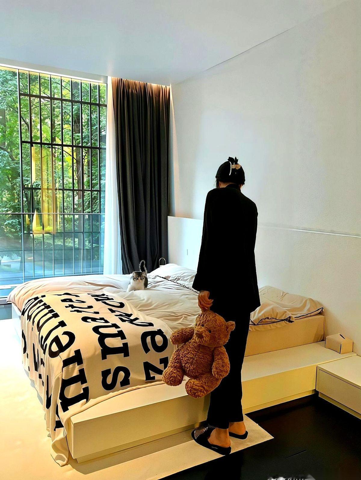 结婚那晚她主动坦白自己不是第一次，丈夫把这件事当账本记了整整十年。
她做家务、伺