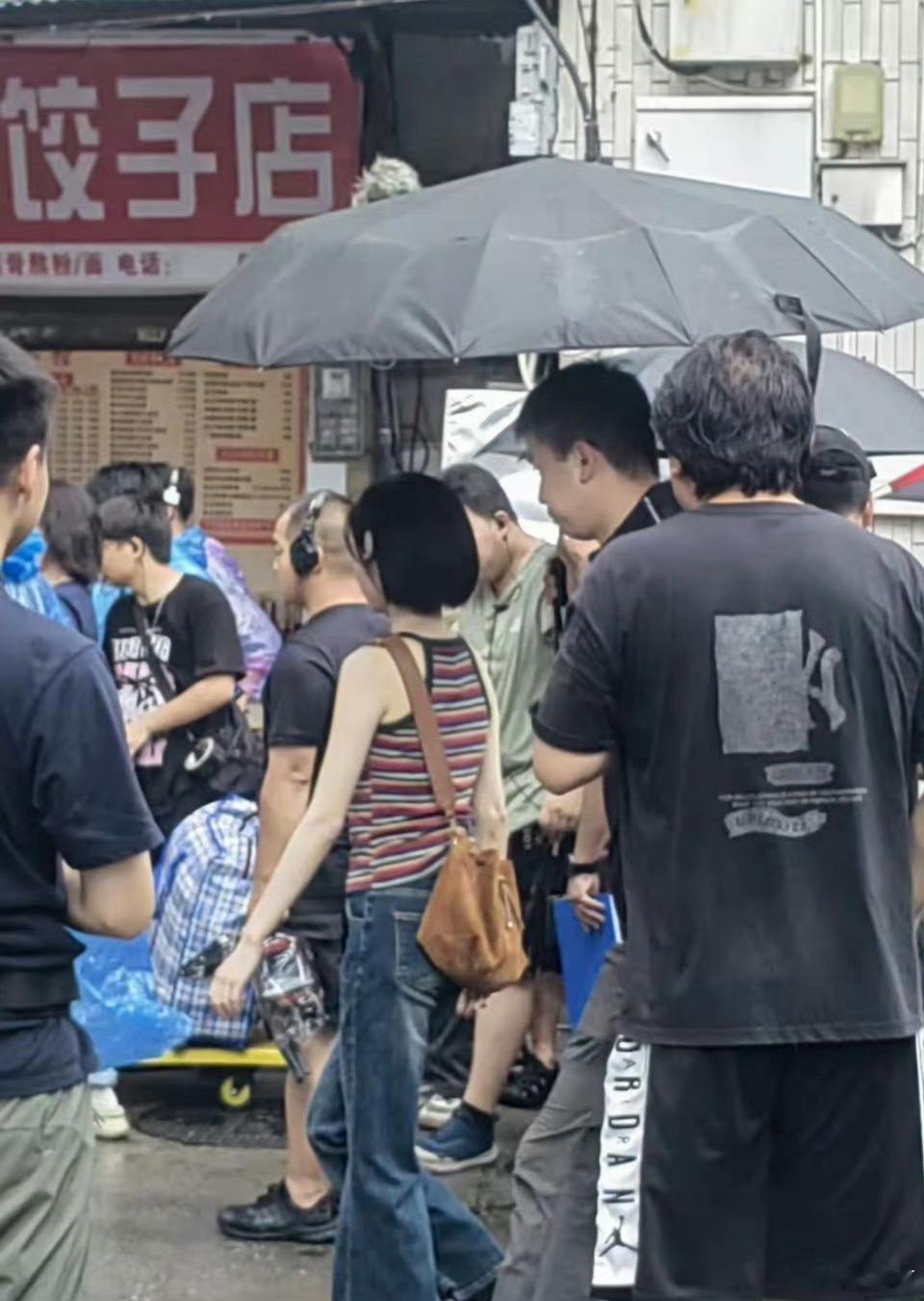 网友在家偶遇白鹿这是转型 拍生活剧了 