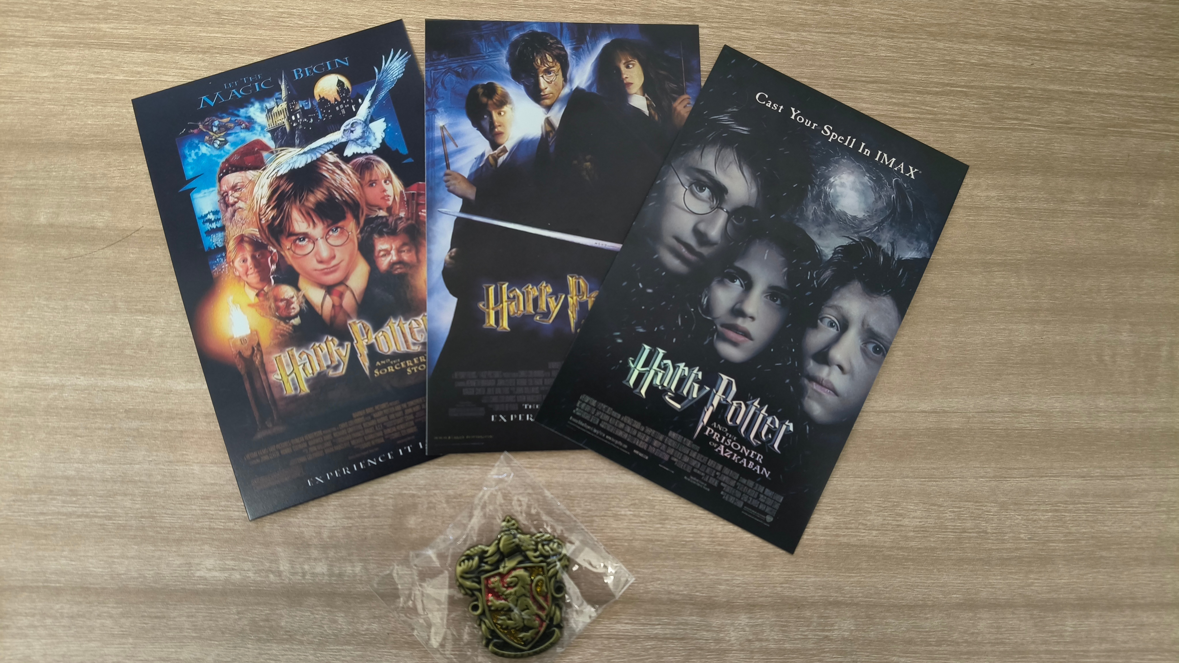 对了，哈利波特系列重映，到前台是可以领取一些周边的，我今天去看阿兹卡班的囚徒的时