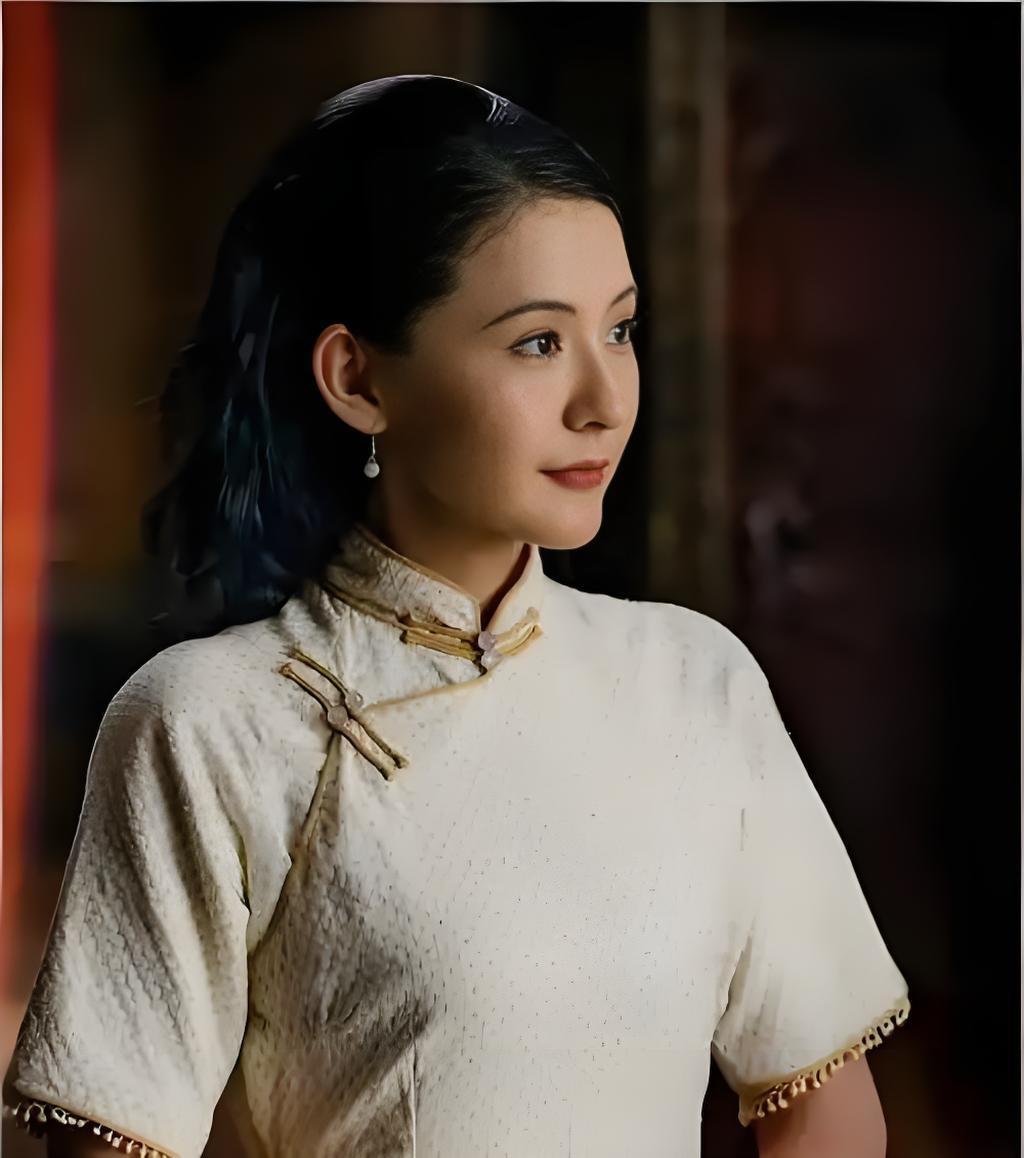 热依扎在《灼灼韶华》中饰演商界女强人褚韶华，将角色从家庭主妇到企业家的蜕变诠释得