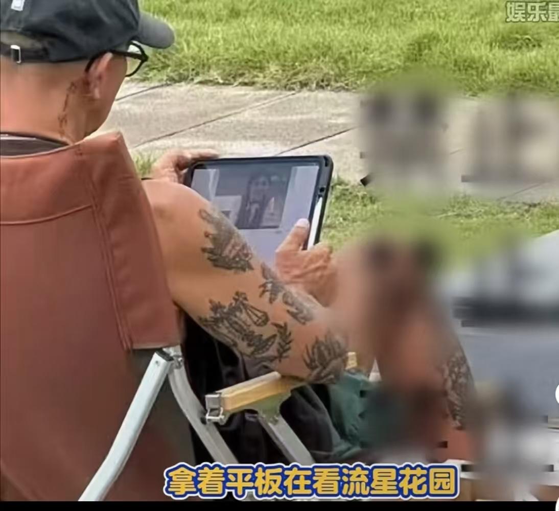 大S死了才发现，她竟被那么多人爱着。
具光头去上坟，带着椅子、便当和iPad，用
