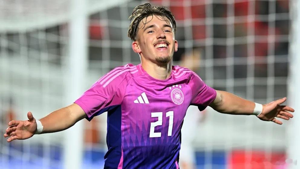 卡尔继续进球，首开纪录帮助德国U21击败格鲁吉亚。这两场比赛，可把小孩哥踢爽了。