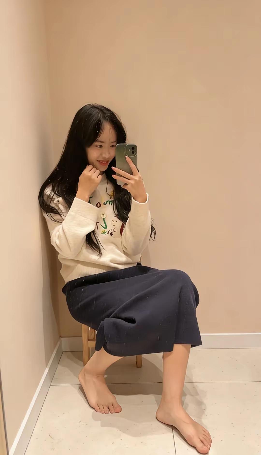 暖色系毛衣搭配深蓝色长裙，简约又舒适，赤脚坐椅上，轻松自在。🌟👗👠灰色毛衣