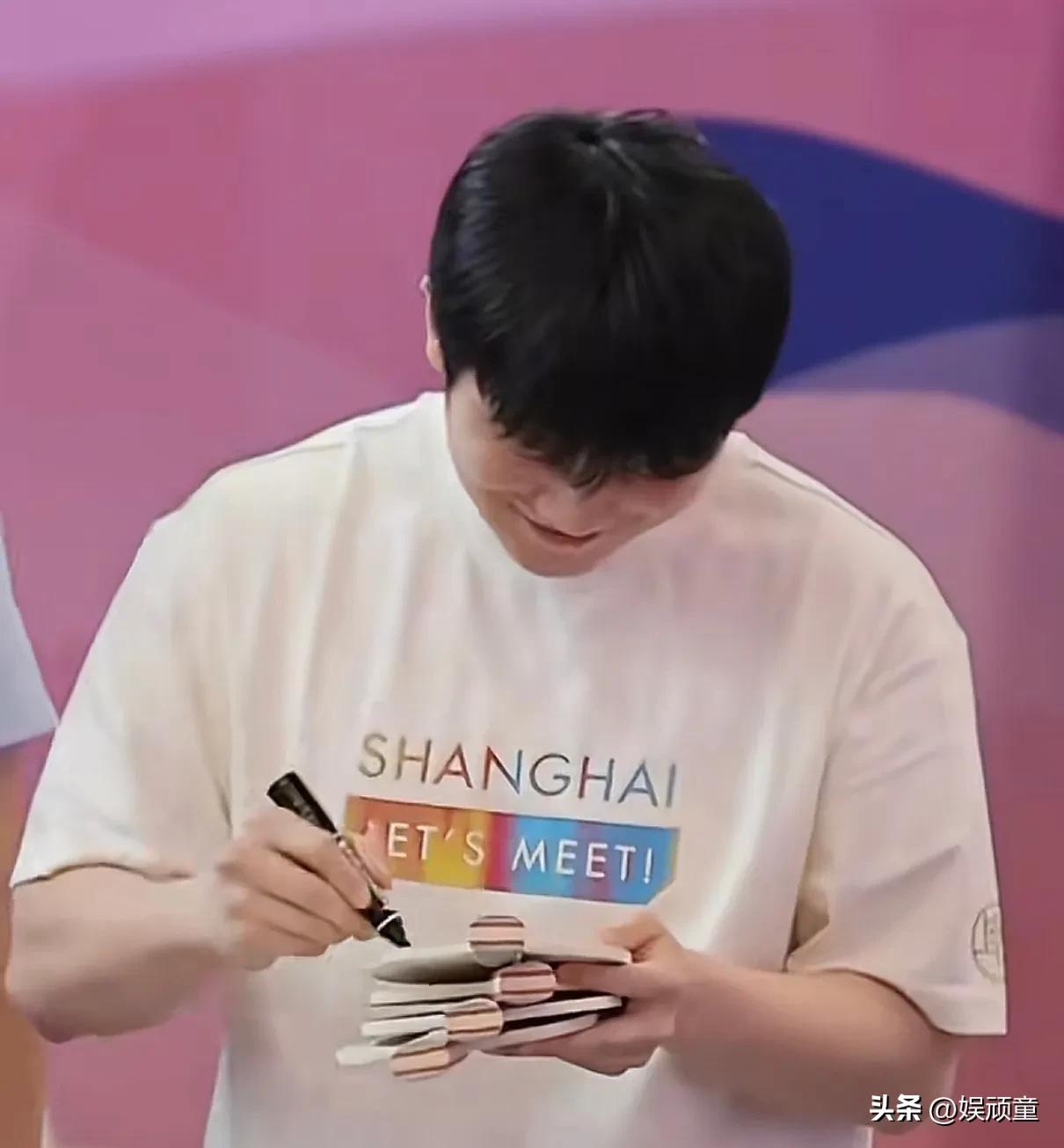比赛没有轻松的，不比赛才轻松！
樊振东现身上海乒乓球嘉年华现场，这次是以观众，以