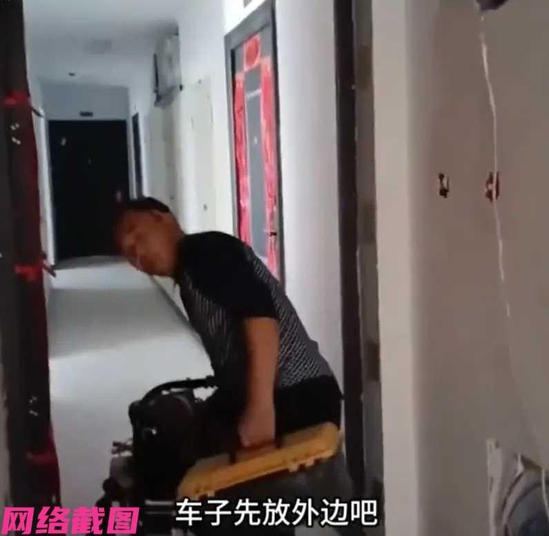 湖北有个做装修师傅，这次要上门给客户装门，只是刚到客户家门口，女主人就说自己家的