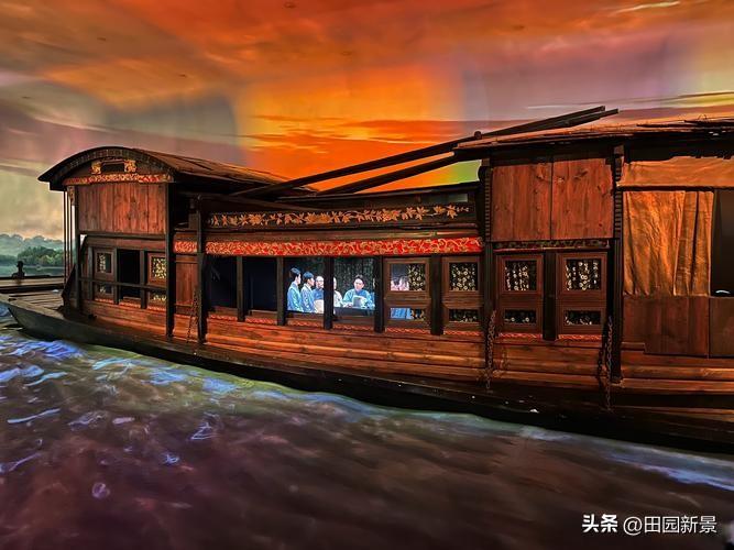 《红船颂》南湖波静，画舫默然。当是时也，神州陆沉，狼烟四起，民困久矣。有志之士，