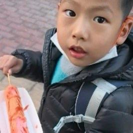 湖北一位小男孩考了19分，还是全班倒数第一。没想到妈妈听完却眼睛一亮，笑着说：“