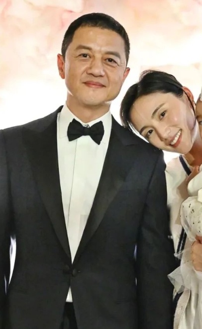 【#妻子回应李亚鹏为何不拍戏还债#】6月4日，李亚鹏老婆海哈金喜发视频再回应数条