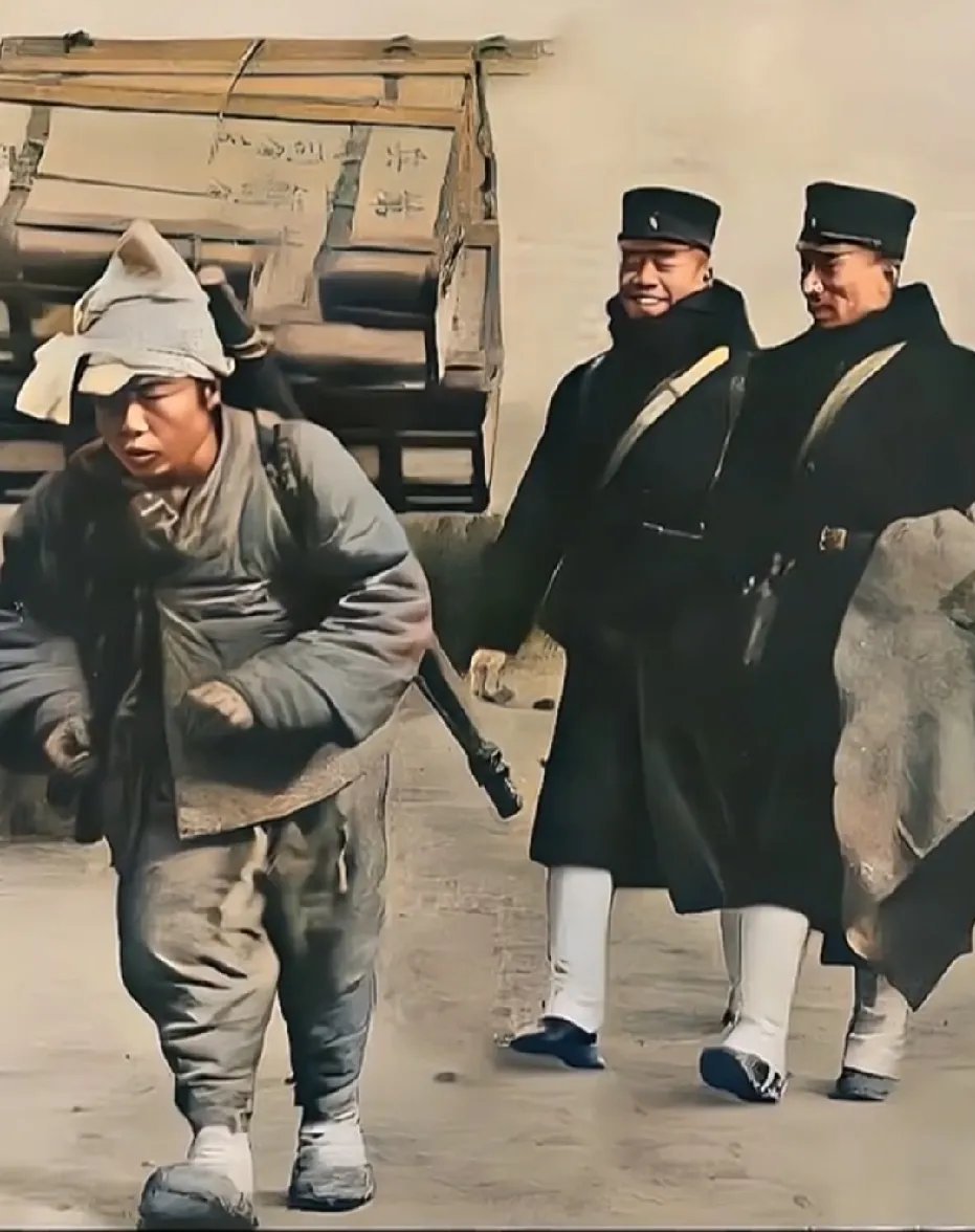 两个日本殖民者强迫朝鲜一位士兵干活时的一幕，前面的那个朝鲜人虽然不情愿但也不敢反