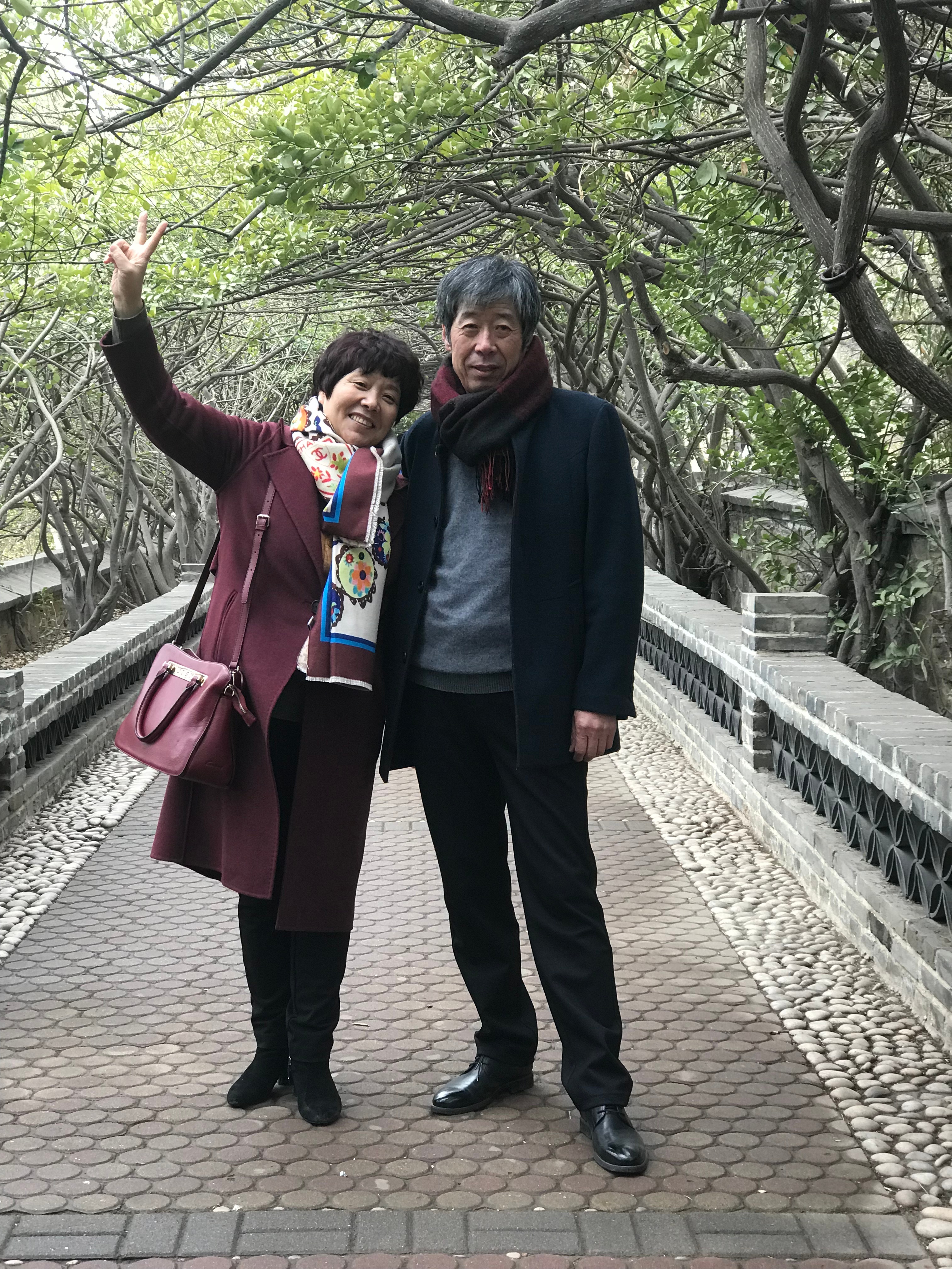 有时候感觉我妈很幸福全家除了我就属她最忙各种老年大学 艺术团 每晚 7:30 定