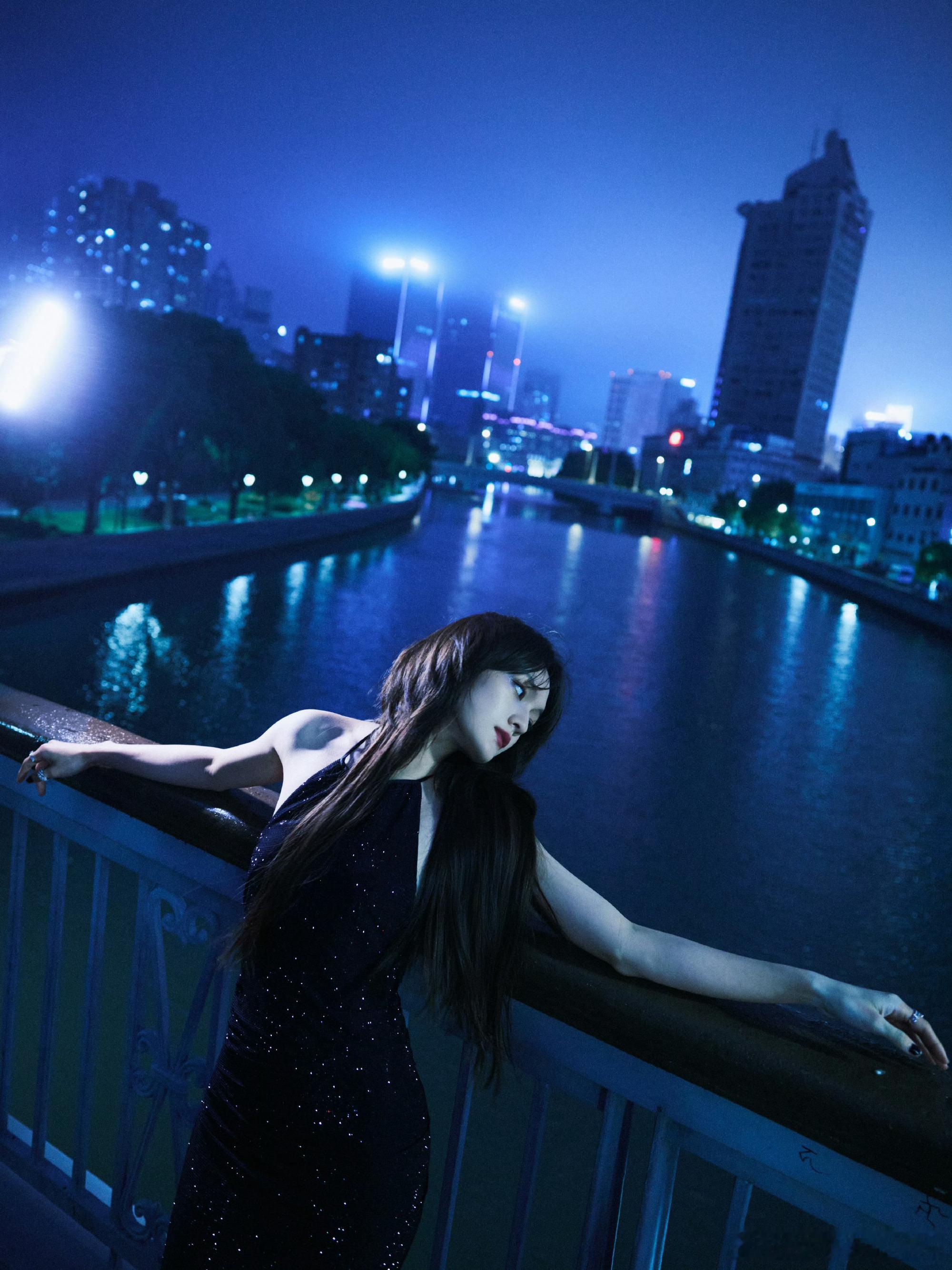 文淇上影红毯好迷人 本届上影节红毯最惊喜的画面莫过于文淇，无过多装饰的造型放大自