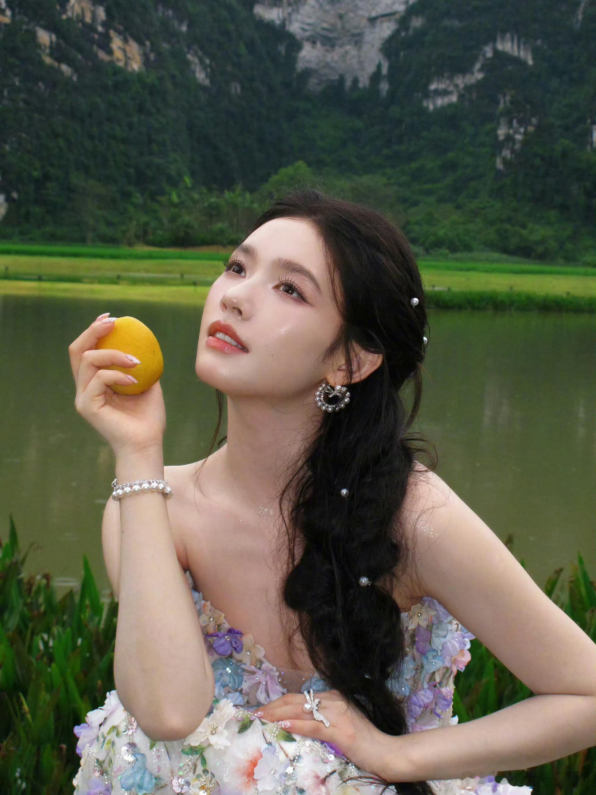 林允花仙子造型和广西的适配度林允新造型完美融入广西山水烟雨浸润的广西山林，遇上林