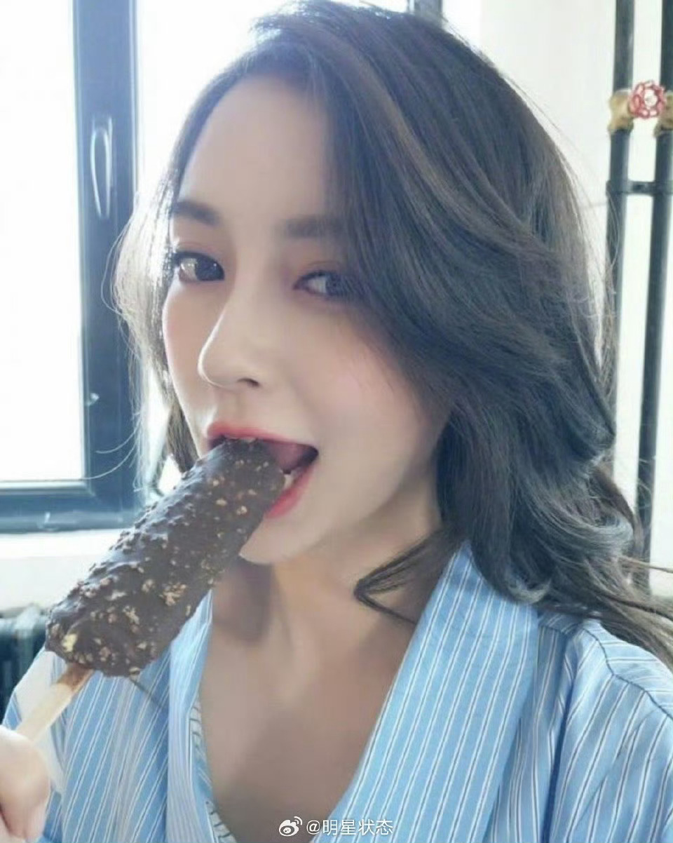 杨颖吃雪糕的嘴形应该没少练吧 ​​​