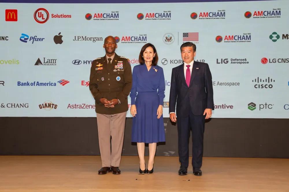 “韩美同盟”关系深刻影响韩国社会的方方面面。
美国陆军将军泽维尔·T·布伦森，联