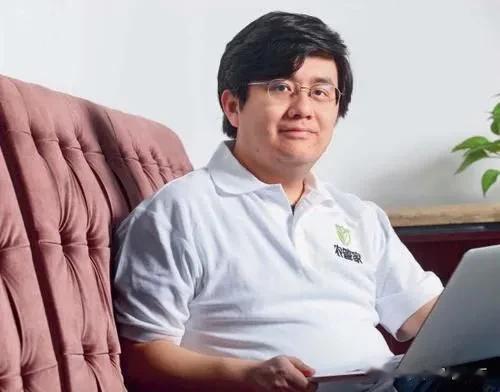 赵欣培中科院博士，在西游记里饰演红孩儿，拍摄当天，他只穿红肚兜，不穿裤衩，可现场
