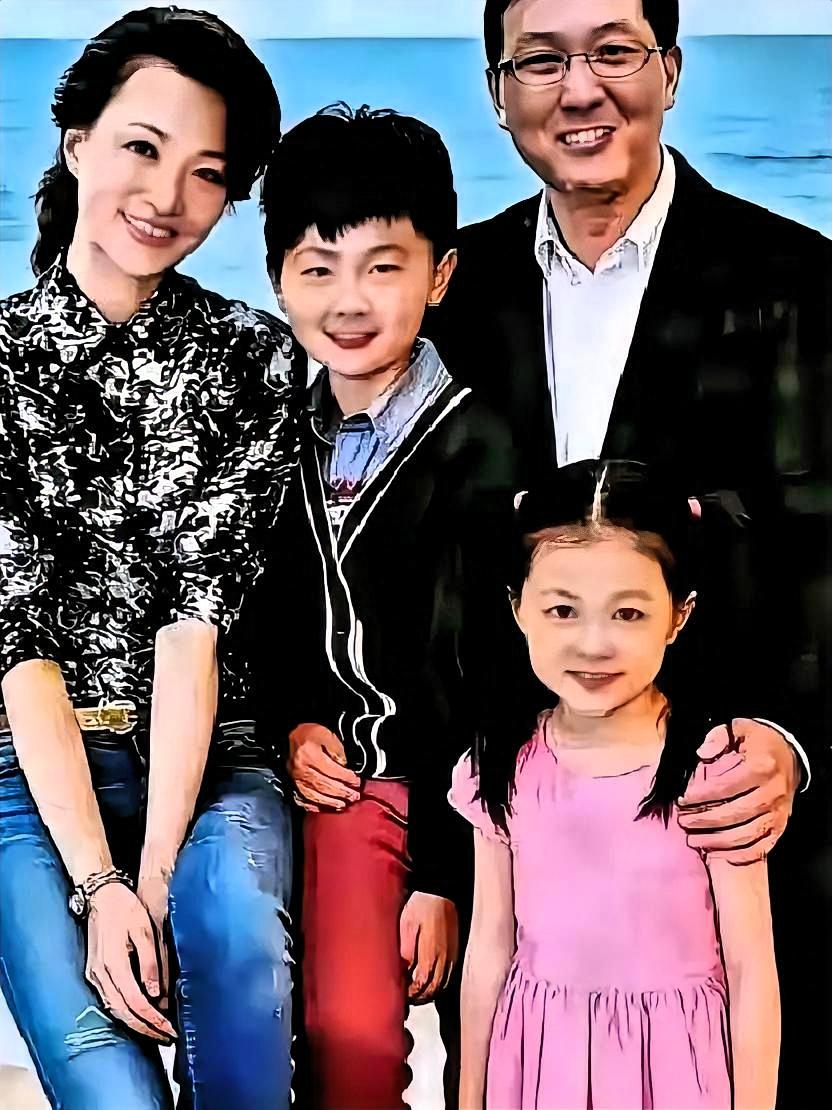 董卿一家四口碧海蓝天下的合影刷屏，全网都在夸治愈。可照片里，少了一个人。

20