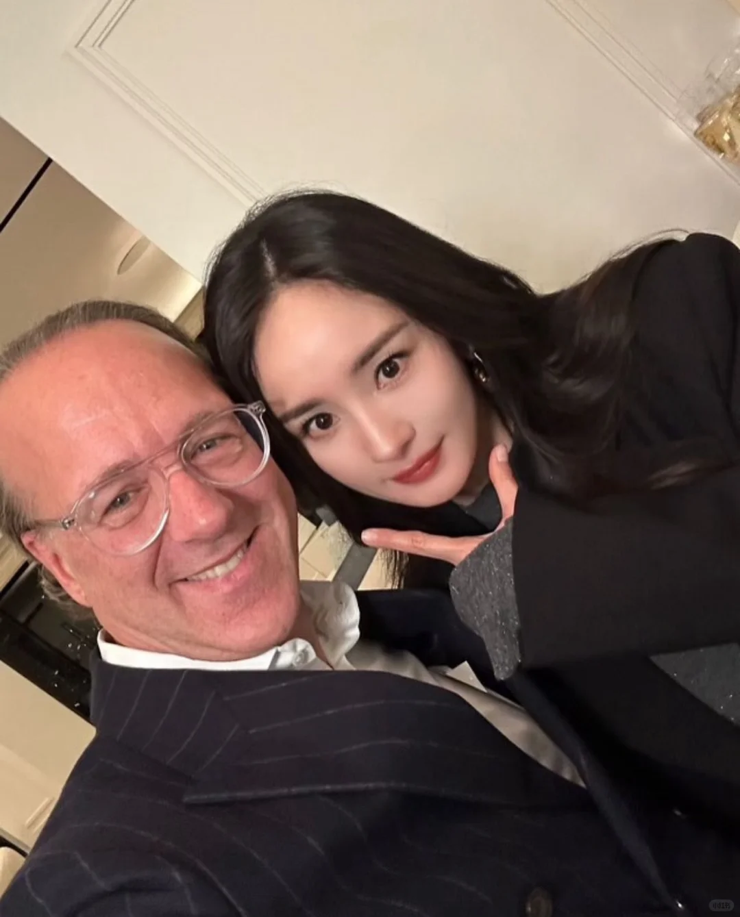 杨幂与雅诗兰黛执行总裁合影