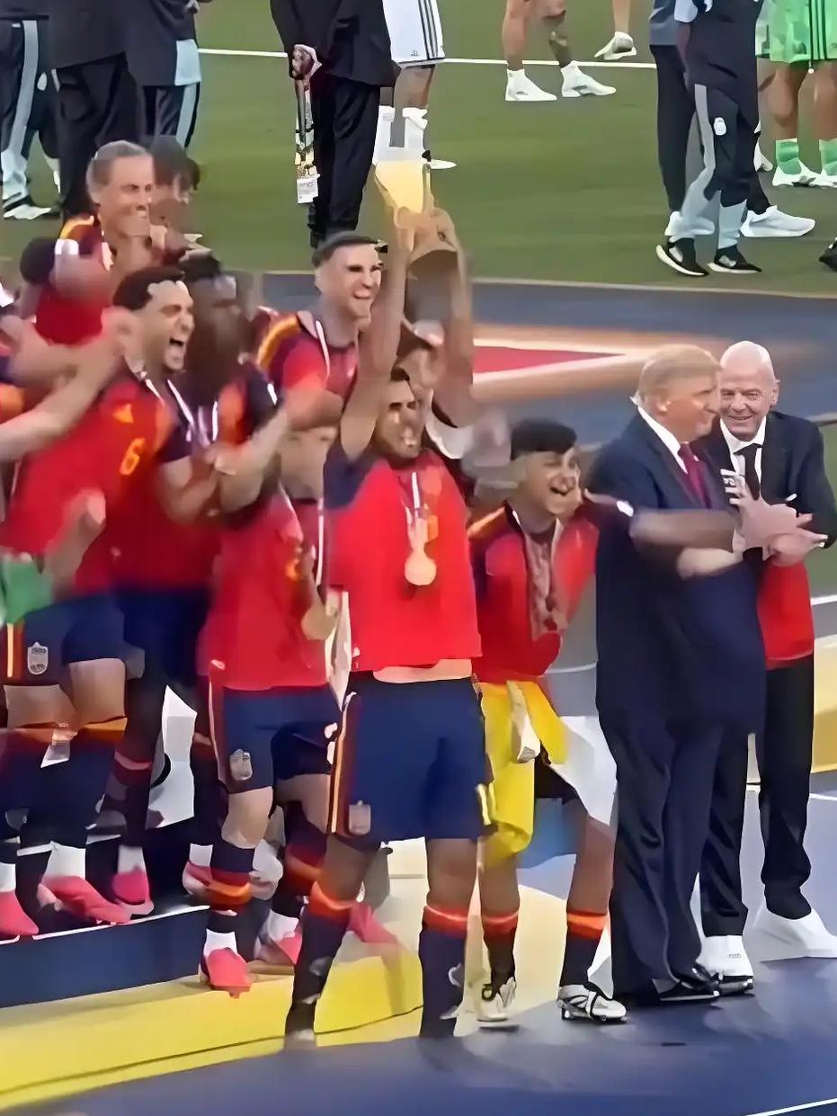 美国总统特朗普真好玩，颁奖结束都不愿意离开

北京时间7月20日凌晨，2026美