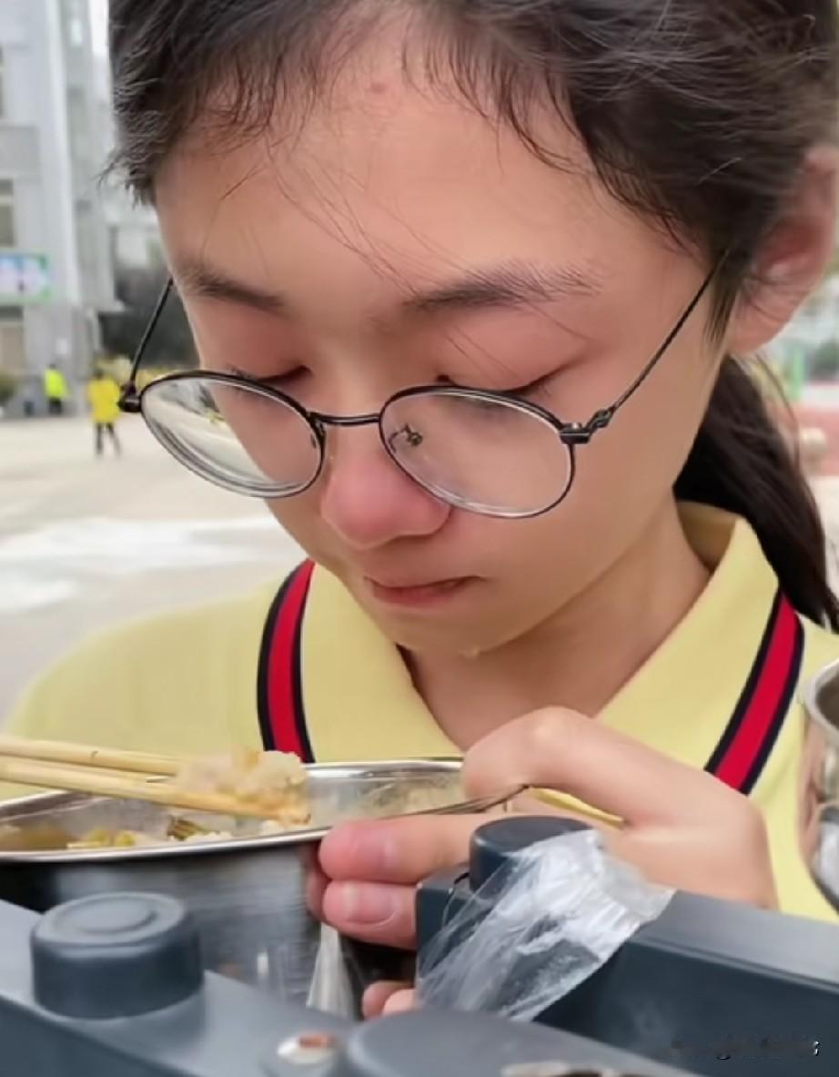 13岁的小姑娘，姑姑去学校看她，送饭给她吃，小姑娘一边吃饭、一边哭了，原来是小姑