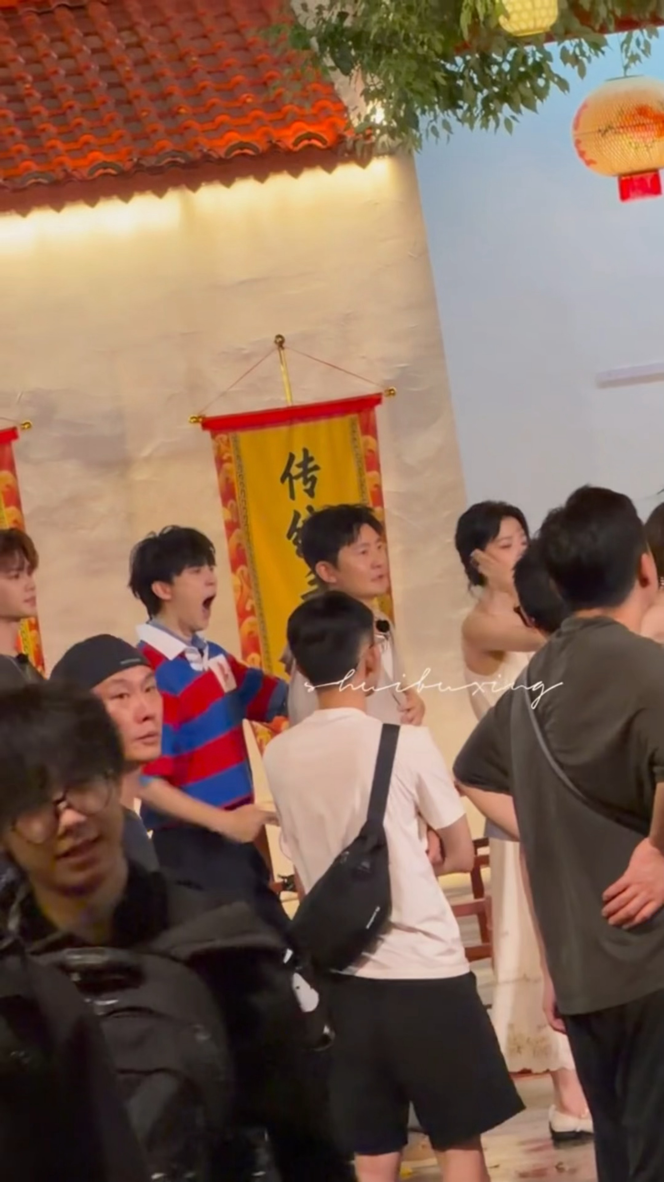 脑袋已经困得不行了，身体还在运行……我晚上加班就周翊然这样：我晚上加班就周翊然这