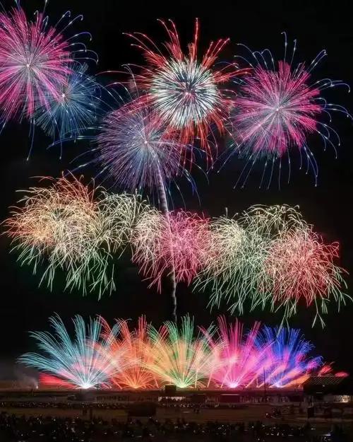 苦练成语200天!

第三十七天-----烟花爆竹有关的成语30个

鞭炮齐鸣 