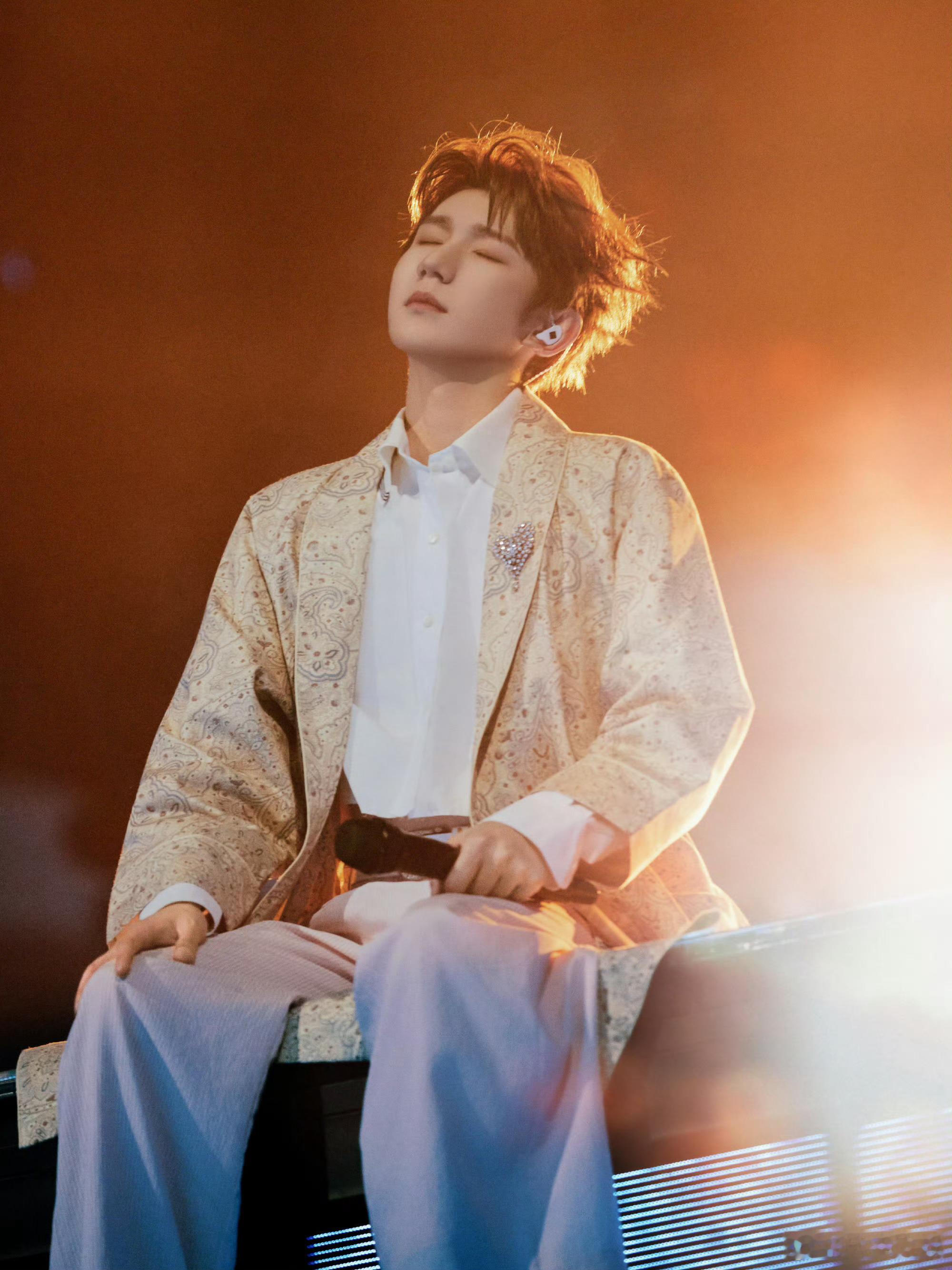 王源跨年演唱会舞台照王源跨年演唱会神图王源跨年演唱会神图，好帅，