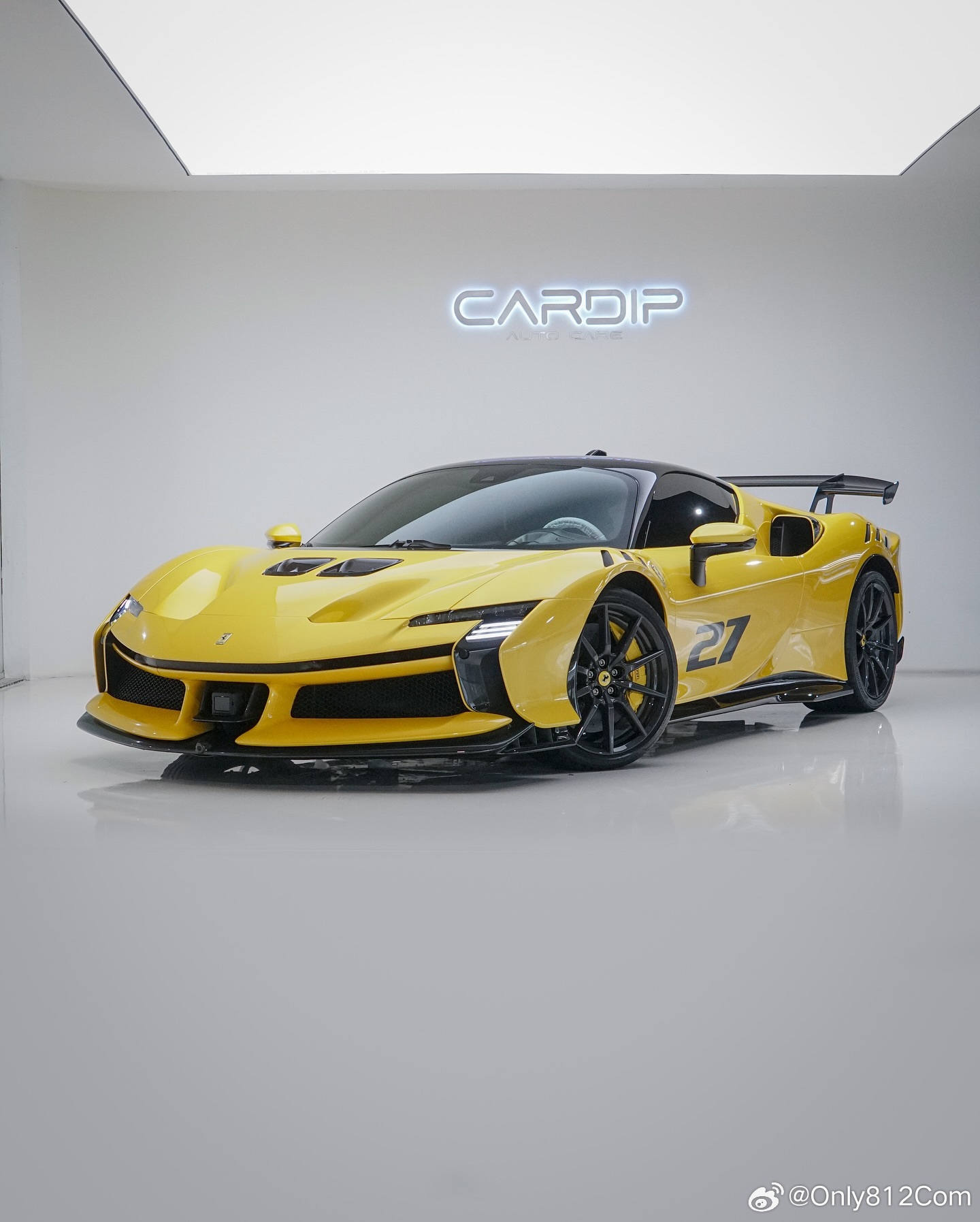 外观配色为Giallo Triplo Strato，车门两侧选择了Nero DS