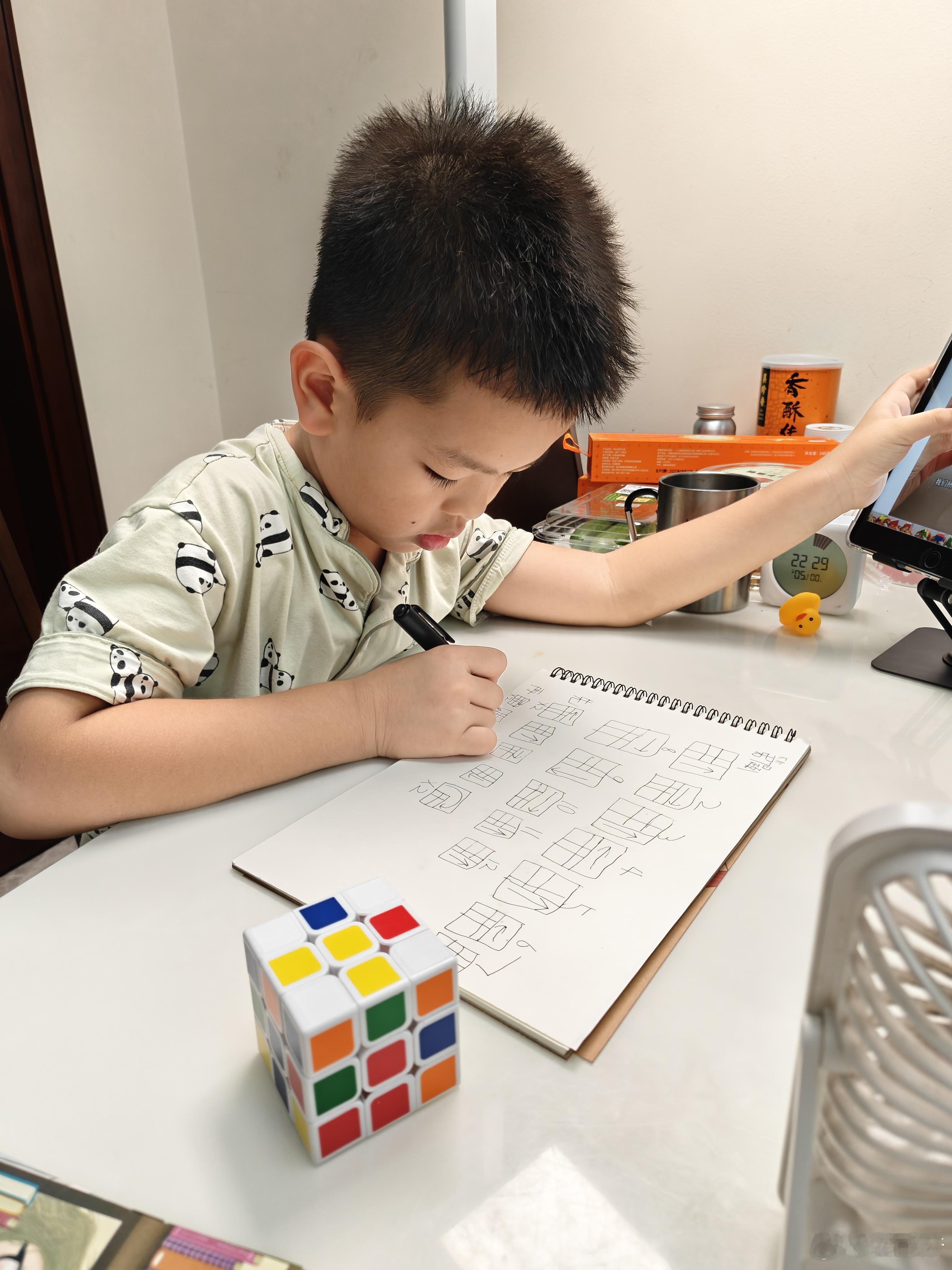 最近在玩三阶魔方开始自己手动记录困难的步骤其实已经还原几次了，只是还不熟练我的作