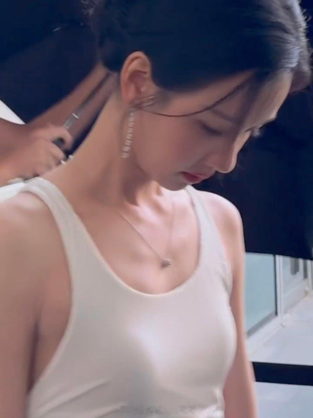 老天这太美了[可怜]陈都灵纯白长裙look陈都灵上海线下活动 ​​​