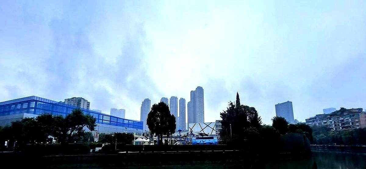 膝盖疼，真不是跑步害的。

很多人一跑步就肿，怪运动太狠，其实问题早就在身体里埋