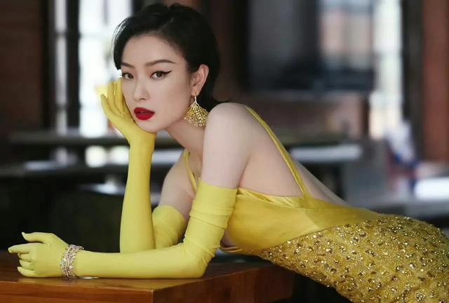 倪妮红毯造型引热议！低胸吊带透出内搭，女星穿衣为何越穿越大胆 