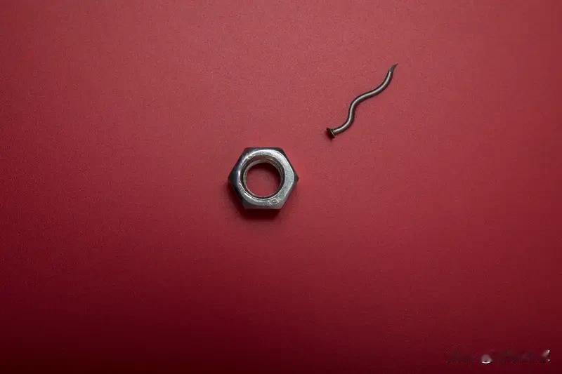 开车时突然飞来个螺母击穿玻璃，这事儿谁碰上不得吓个半死！最近就有个男子遭遇了这惊