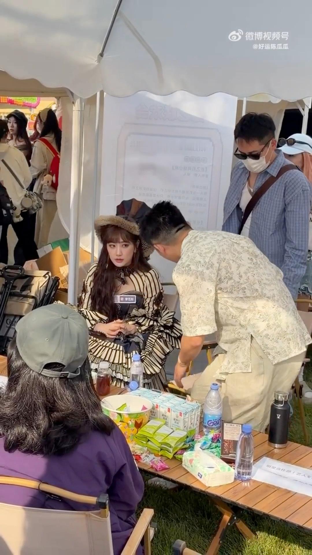 杨迪李艺彤聊天越凑越近杨迪李艺彤你俩说啥呢笑死！杨迪和李艺彤聊天全程越凑越近，脑