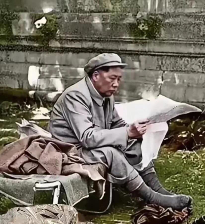 历史知识1954年4月5日，毛主席来到明十三陵考察，累了，坐在行军床上休息，留影