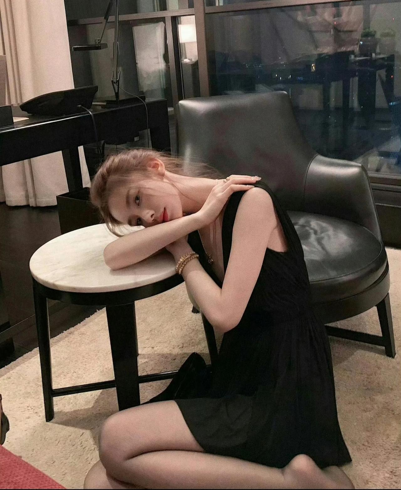 孙一宁的腿型也太赞了✨孙一宁 
颜值天花板，不仅拽 审美也是极好的