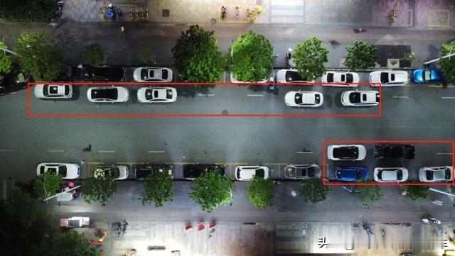 真心劝一句：没固定车位，真别买车了！
 
现在晚上出门转一圈，路边停车有多疯狂？