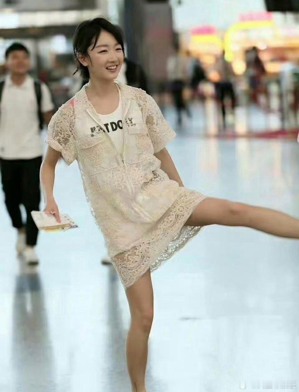 周冬雨太调皮了，高抬腿，不怕走光了吗。 ​​​