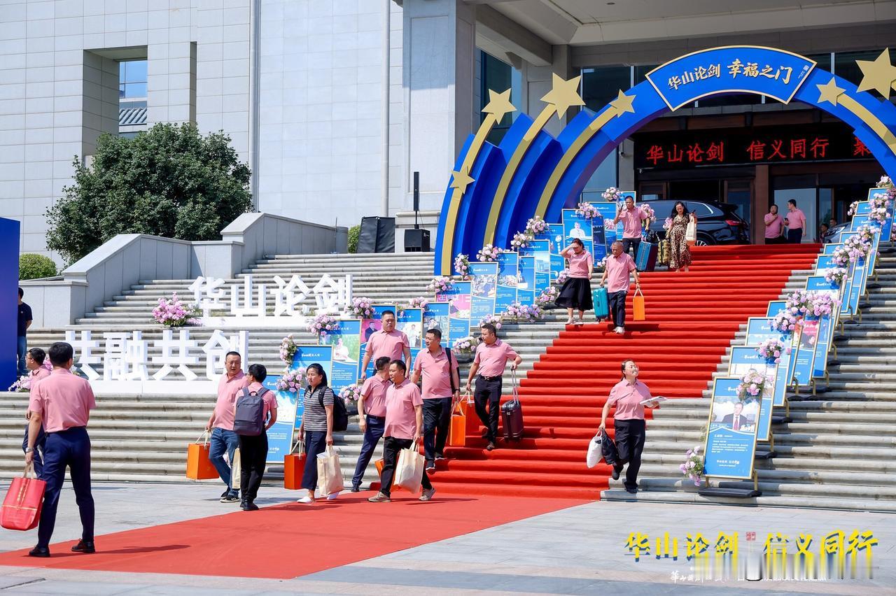 一群穿粉色衣服的人在红毯上走