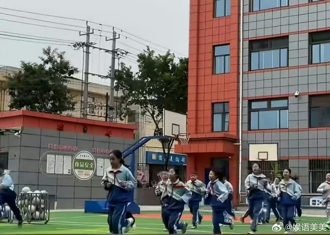 杨澜说勇气是攒出来的足球是天水孩子最纯粹的热爱杨澜说勇气是攒出来的，戳中教育的核