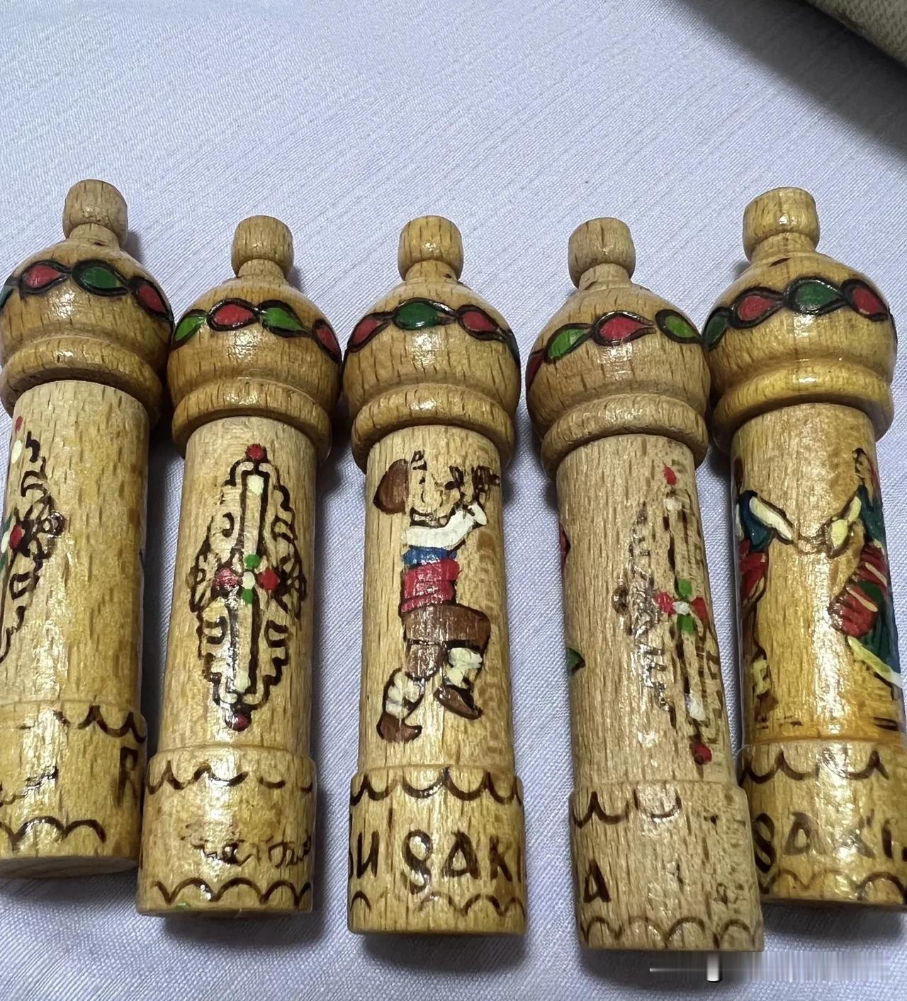 这上面两个小人表达的是什么意思？防伪标识，还是美好祝愿?
我不知道里面装的啥，我
