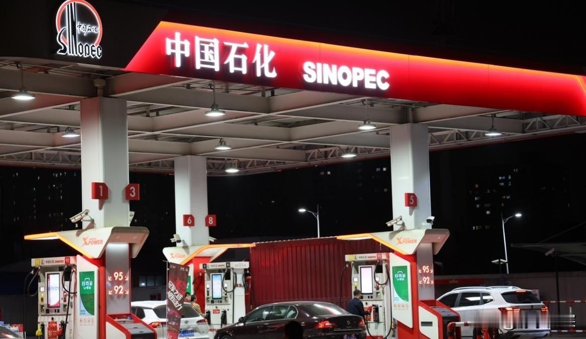 世界石油大国卖给我国的油价情况如下：
1. 伊朗：每吨4700元。
2. 巴西：