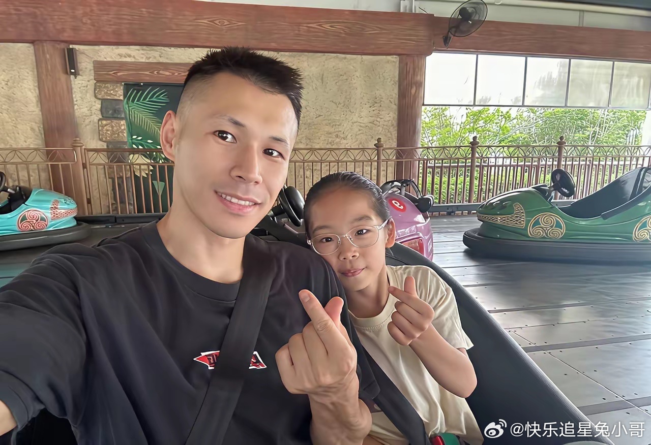他是奥运冠军张成龙，长太帅被富婆倒追，结婚后生下一个女儿，如今家庭很幸福，一家三