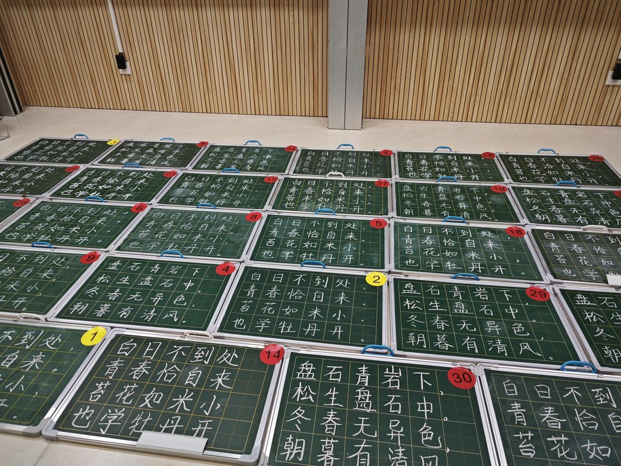 青年教师粉笔字比赛圆满结束。三尺讲台育桃李，一支横笔写春秋。