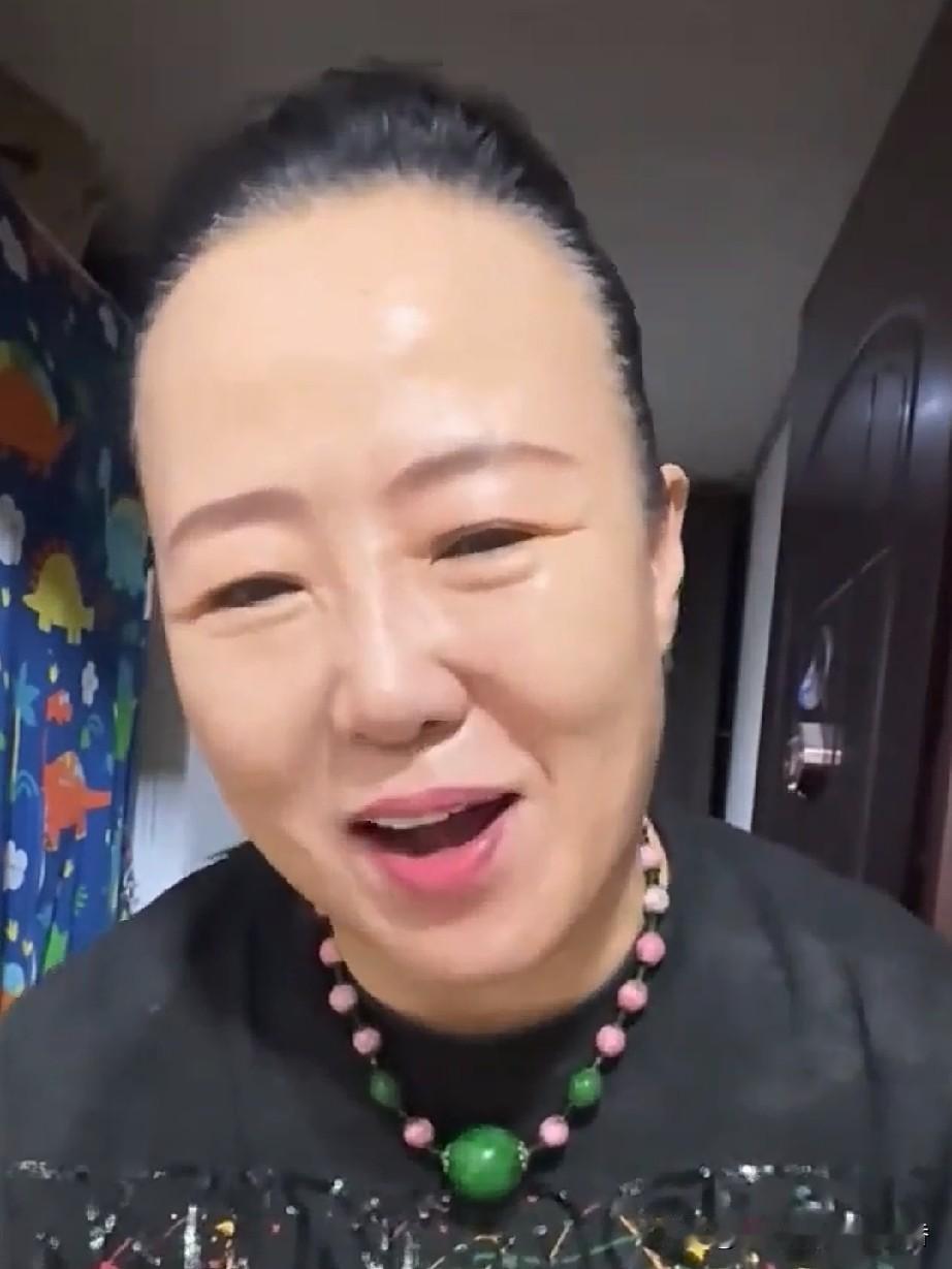 二人转演员孙丽荣在直播的时候又让黑粉给骂了，而且骂的很难听。一个黑粉看到孙丽荣身